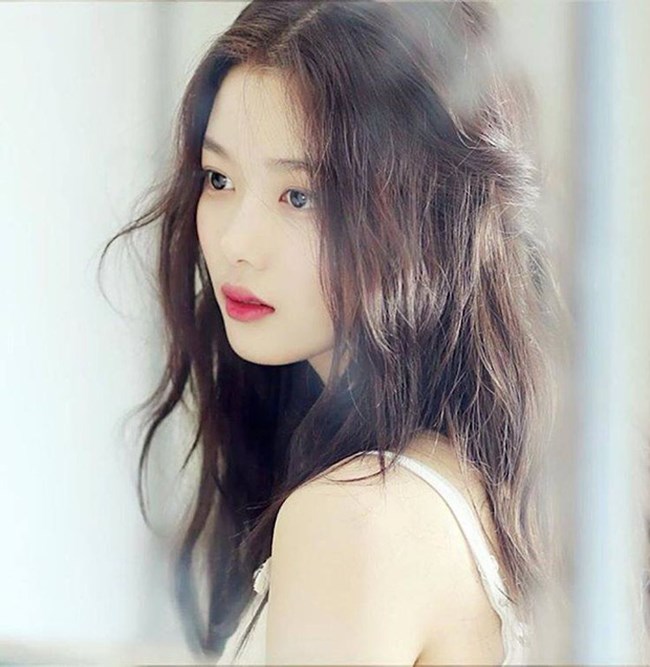  Kim Yoo Jung sở hữu vẻ đẹp sắc sảo nhưng không kém phần trong sáng. Dù chưa tròn 18 tuổi thế nhưng nữ diễn viên rất chú trọng đến việc chăm sóc nhan sắc. 