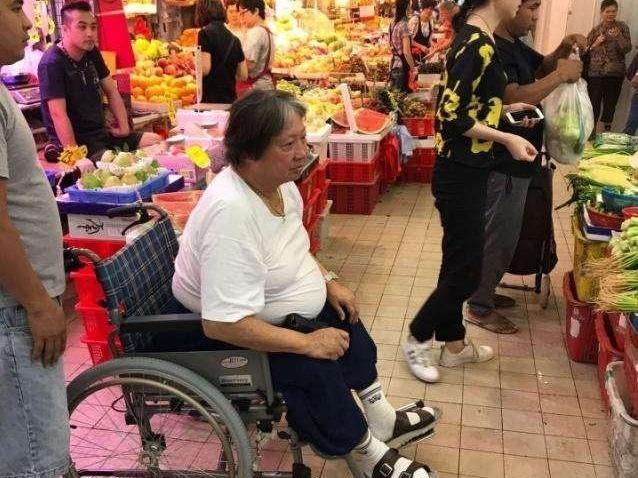 “Ông béo” làng võ thuật Hong Kong ngồi xe lăn đi chợ mua rau - 1