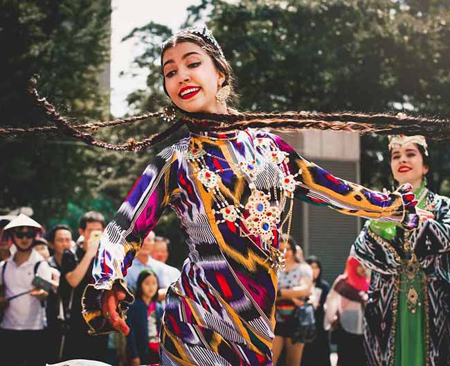 Điệu nhảy vô cùng cuốn hút của một vũ công tại “Friendship festival”. Seoul được mệnh danh là một trong những thành phố tiệc tùng của thế giới, vậy nên những lễ hội diễn ra khắp thành phố thu hút rất nhiều du khách tới thăm.