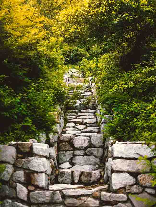 Thác nước nhân tạo được ghép từ những khối đá tảng nằm nép mình trên núi Inwangsan.