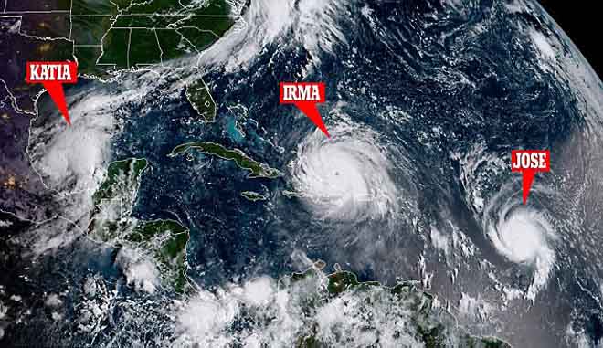 Cảnh 3 siêu bão Đại Tây Dương đáng sợ bao vây nước Mỹ - 1