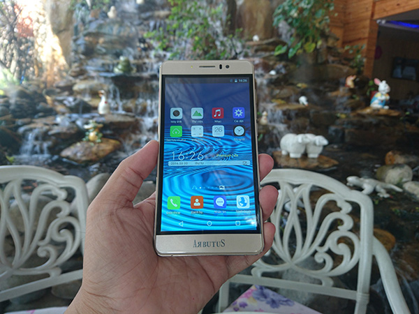Đổ xô đi mua smartphone giá chưa đến 1,5 triệu đồng - 2