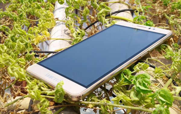 Đổ xô đi mua smartphone giá chưa đến 1,5 triệu đồng - 3