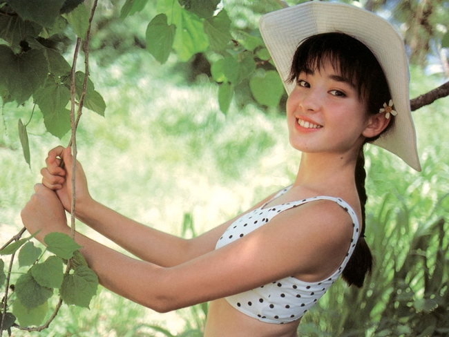 Rie Miyazawa nổi tiếng chỉ sau 1 đêm từ năm 14 tuổi khi tham gia một đoạn quảng cáo trên truyền hình với gương mặt thanh tú, xinh đẹp, nụ cười trong sáng, thuần khiết. Cô được mệnh danh là “ngọc nữ quốc bảo” của Nhật Bản nhờ nhan sắc đẹp tựa thiên thần và là nữ thần trong mắt hàng triệu đàn ông Nhật Bản.