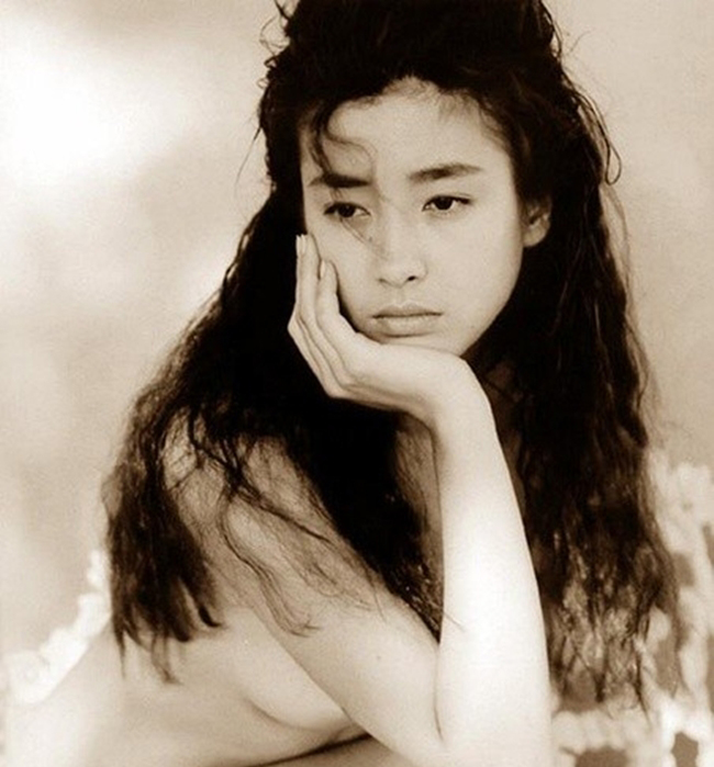 Bộ ảnh có tên “Santa Fe” do Kishin Shinoyama - một nhiếp ảnh trẻ thực hiện. Toàn bộ những bức ảnh khỏa thân của Rie giúp một tờ tạp chí thời trang bán được 1,5 triệu bản – số lượng lớn nhất trong lịch sử tiêu thụ Nhật Bản.