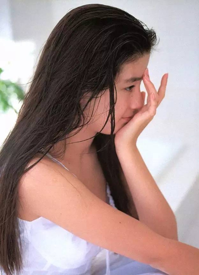 Mẹ của Rie không chỉ ra sức phản đối mà còn khiêu khích gia đình võ sư sumo khiến tình hình thêm căng thẳng và không thể hòa giải. Cả hai hủy hôn ước chỉ sau một thời gian ngắn.