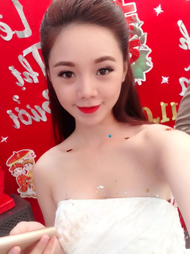 Trong MV ca nhạc "Vợ người ta" của Phan Mạnh Quỳnh, hot girl đảm nhận vai cô dâu xinh đẹp.