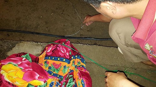 Bé trai 4 tuổi tử vong trên đường làng, dây điện dính vào chân - 1
