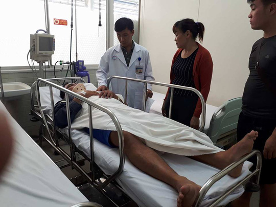 Một chiến sĩ PCCC trong vụ sập nhà Bình Tân bị gãy cột sống - 1