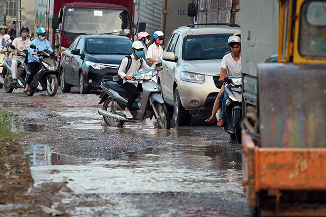 Ô tô né trạm thu phí quốc lộ 5, đường nhánh đầy ổ voi - 5