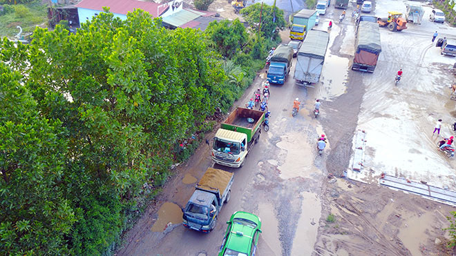 Ô tô né trạm thu phí quốc lộ 5, đường nhánh đầy ổ voi - 4