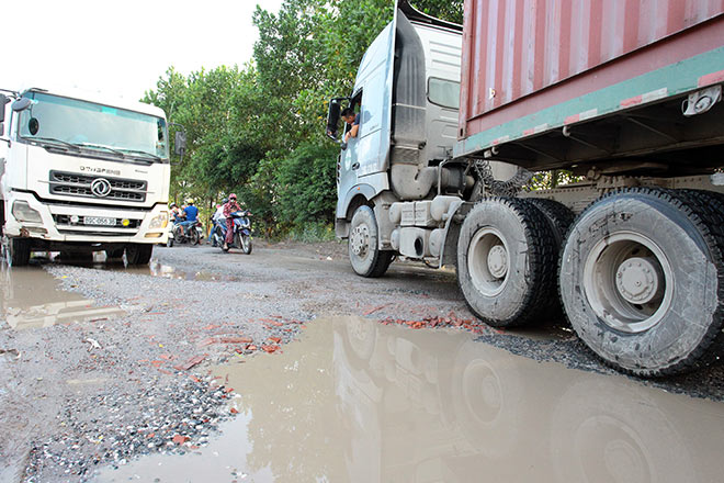 Ô tô né trạm thu phí quốc lộ 5, đường nhánh đầy ổ voi - 2