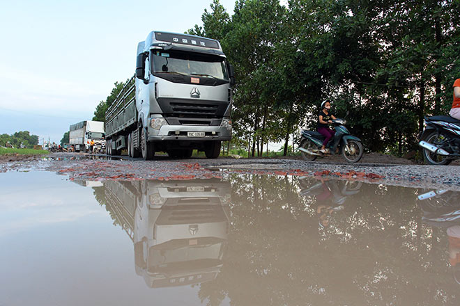 Ô tô né trạm thu phí quốc lộ 5, đường nhánh đầy ổ voi - 10