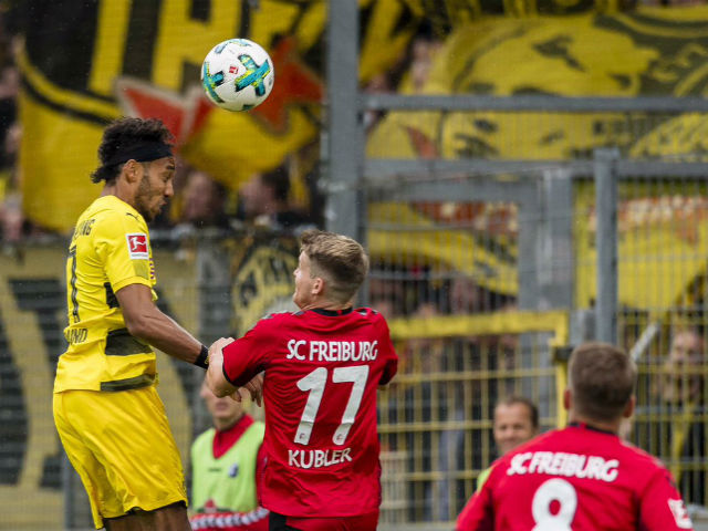 Freiburg - Dortmund: 63 phút hơn người, sức ép ngàn cân
