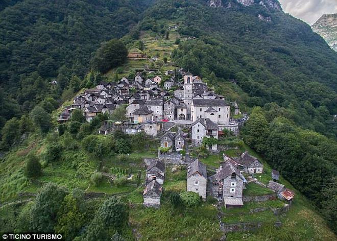 Ngôi làng Thụy Sĩ khốn khổ vì không có trẻ em - 1
