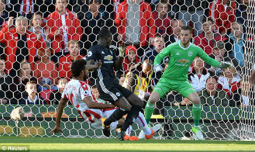Chi tiết Stoke City - MU: Bất lực trước &#34;xe bus&#34; (KT) - 4