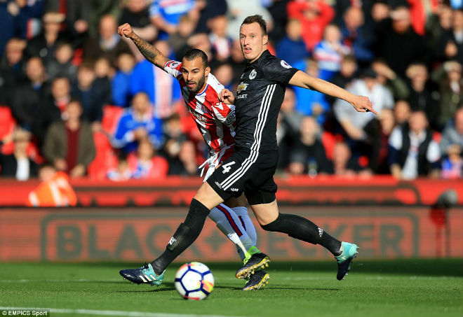 Góc chiến thuật Stoke – MU: Mourinho sai lầm, &#34;cạn lời&#34; vì hàng thủ - 3