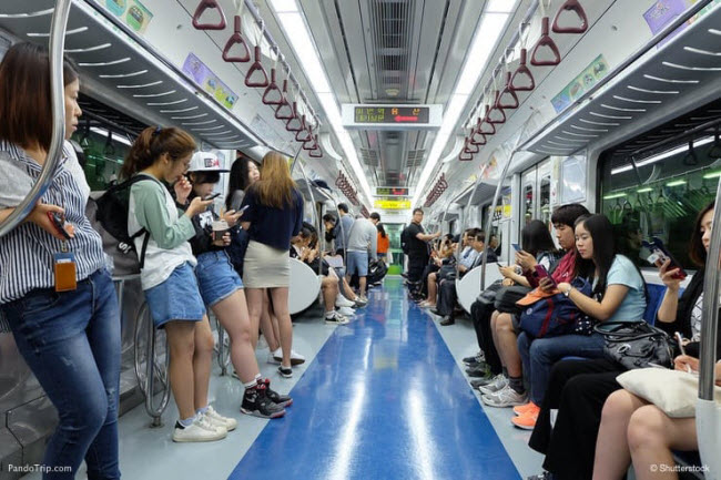 Giao thông: Hàn Quốc có nhiều hãng hàng không nội địa hoặc du khách có thể di chuyển giữa các thành phố bằng phương tiện xe bus với chi phí khá rẻ. Thủ đô Seoul có hệ thống tàu điện hiện đại và có tuyến xe bus kết nối với các thành phố xung quanh.