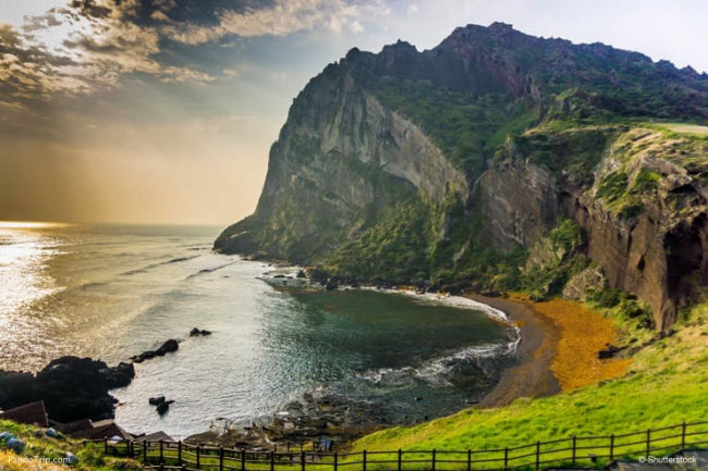 Đảo Jeju được ví như thiên đường du lịch ở Hàn Quốc với những bãi biển cát trắng và nước trong xanh. Tới đây, bạn có thể trải nghiệm các hoạt động lý thú như chinh phục ngọn núi Songaksan, ngắm cảnh hoàng hôn, chơi các môn thể thao nước.