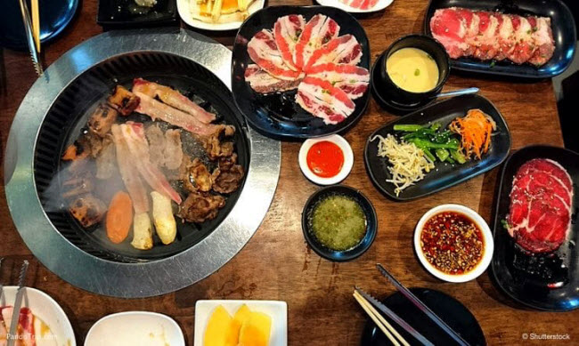 Ẩm thực: Phần lớn du khách phương Tây đều thích thưởng thức barbecue theo phong cách Hàn Quốc. Các món thịt và rau được phục vụ quanh một bếp nướng ở giữa bàn.