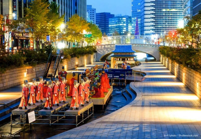 Lễ hội đèn lồng cũng là một trong những nét hấp dẫn ở Hàn Quốc. Sự kiện văn hóa này được tổ chức vào dịp lễ Phật đản tại các thành phố lớn như Seoul hay Busan.