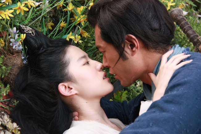 Nói không với Sắc Giới nhưng Lưu Diệc Phi cũng sở hữu những cảnh tình ái rất thân mật với bạn diễn nam. Nụ hôn giữa nàng Nhiếp Tiểu Thiện (Lưu Diệc Phi) và anh chàng Yến Xích Hà (Cổ Thiên Lạc) trong Thiện nữ u hồn 2011 khiến khán giả khó quên.