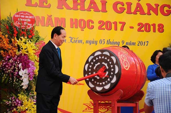 Nóng trong tuần: Bác sĩ luồn tay vào áo nữ sinh để khám gây xôn xao - 6