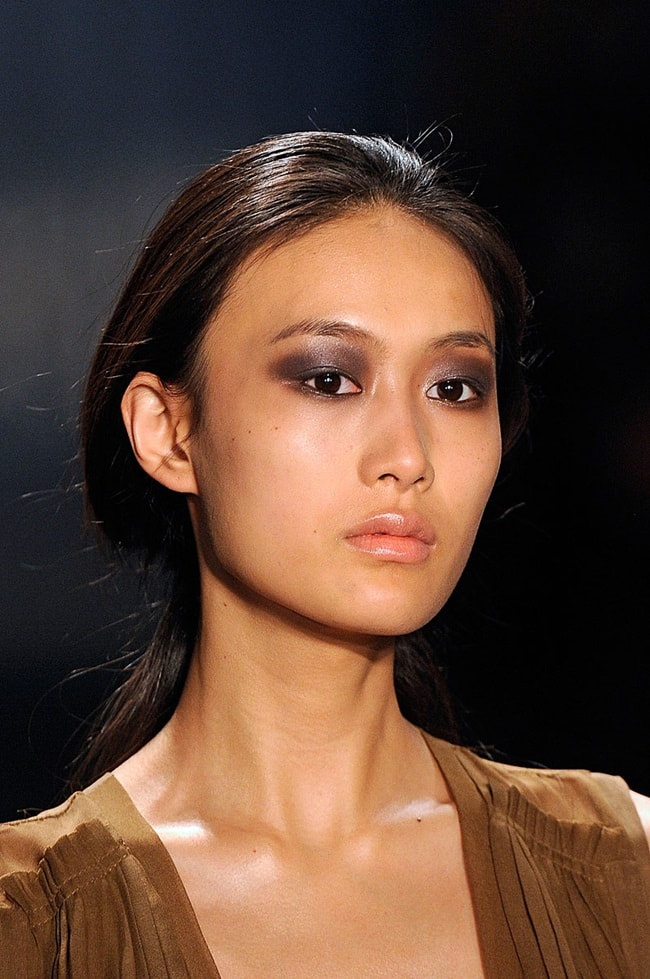 Tháng 11/2012, Tần Thư Bồi lần đầu tiên sải bước trên sàn diễn Victoria's Secret. Cô cũng được biết đến là người yêu của Trần Quán Hy.