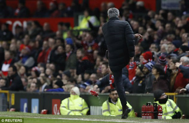 Mourinho về MU vẫn khiếm nhã: Trẻ không tha, già không thương - 2