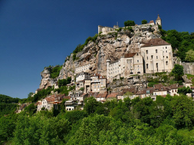 Vẻ đẹp ngoạn mục của ngôi làng cổ nằm cheo leo trên vách núi đá - 1