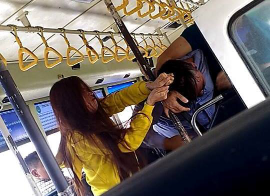 Tiếp viên và đôi nam nữ lao vào giật tóc, đấm nhau túi bụi trên xe buýt - 1