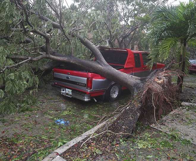 Hình khuôn mặt khổng lồ đáng sợ hiện ra khi siêu bão đổ bộ Mỹ - 2