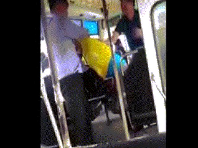 Tiếp viên và đôi nam nữ lao vào giật tóc, đấm nhau túi bụi trên xe buýt