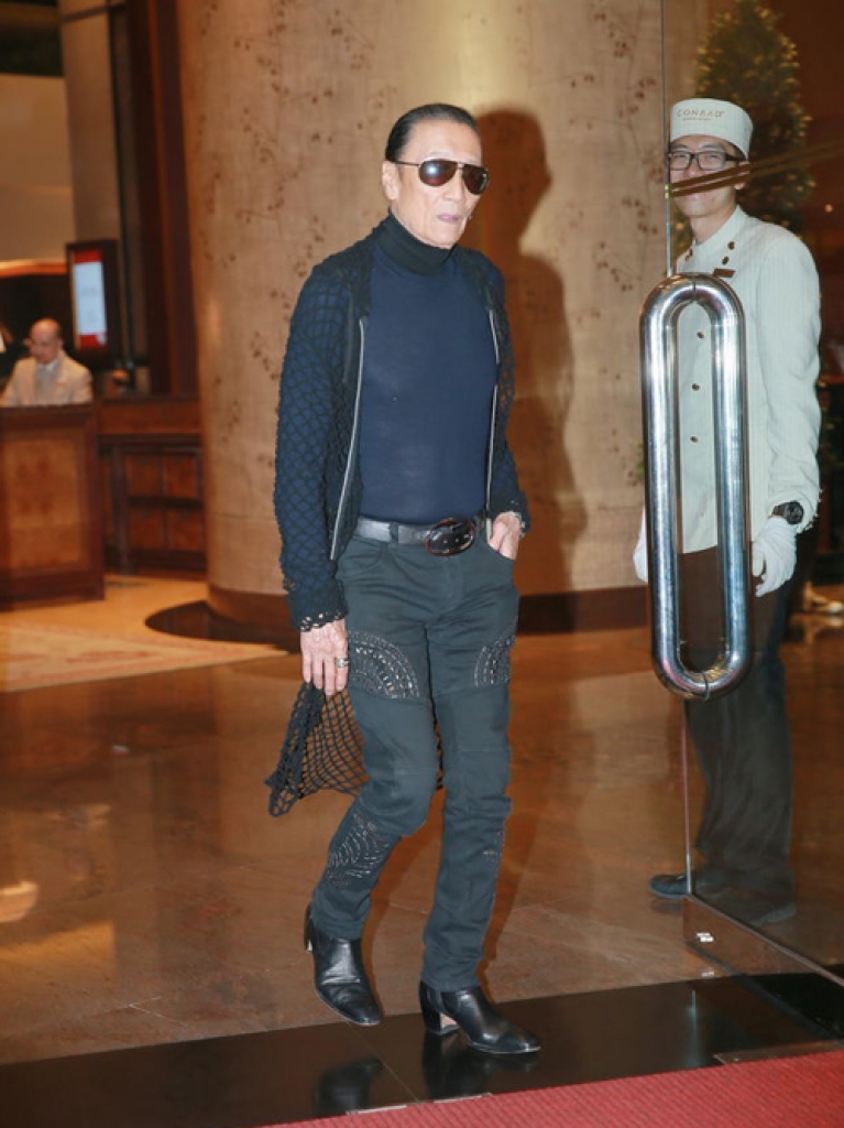 Ca sĩ "Người đến từ Triều Châu" hẹn hò gái trẻ kém 43 tuổi "chưa là gì" với nhiều sao - 5