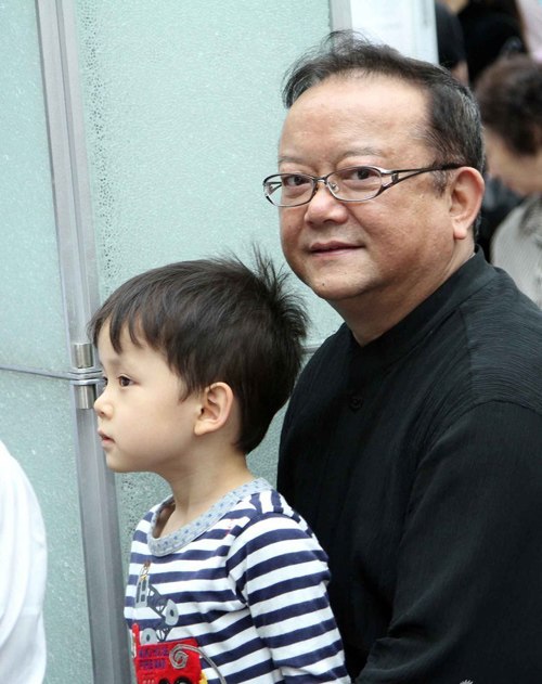 Ca sĩ "Người đến từ Triều Châu" hẹn hò gái trẻ kém 43 tuổi "chưa là gì" với nhiều sao - 8