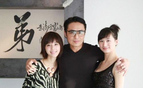 Ca sĩ "Người đến từ Triều Châu" hẹn hò gái trẻ kém 43 tuổi "chưa là gì" với nhiều sao - 13