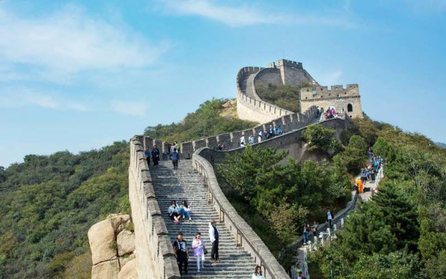 Địa điểm Vạn Lý Trường Thành được xây dựng: Du khách có thể dễ dàng tiếp cận kỳ quan thế giới của Trung Quốc từ thành phố Bắc Kinh. Công trình khổng lồ này kéo dài từ tỉnh Liêu Ninh ở phía đông tới thành phố Gia Dục Quan thuộc tỉnh Cam Túc ở phía tây.