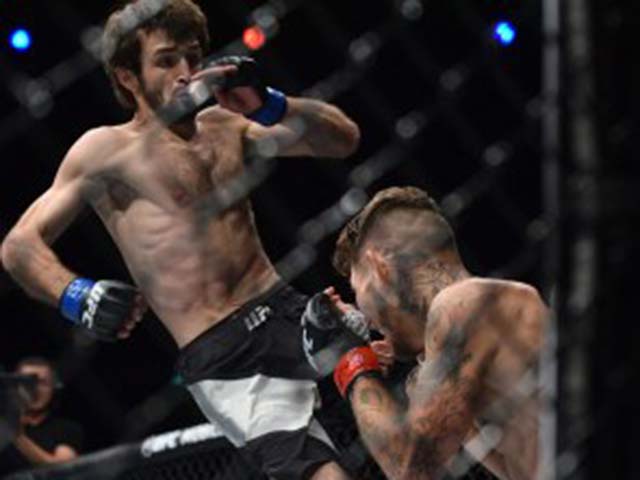 UFC: ”Gấu Nga” tung đòn Muay Thái như bay, khóa cổ hạ đối thủ