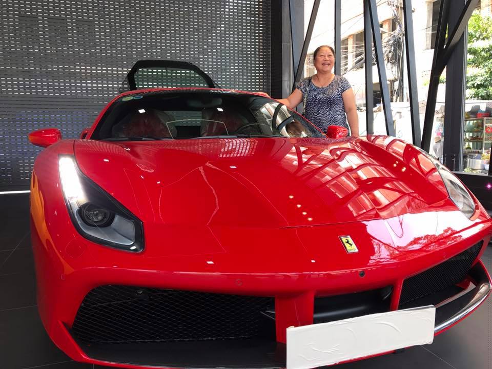 Tuấn Hưng khoe siêu xe Ferrari hơn 15 tỷ đồng khiến dân tình choáng - 1