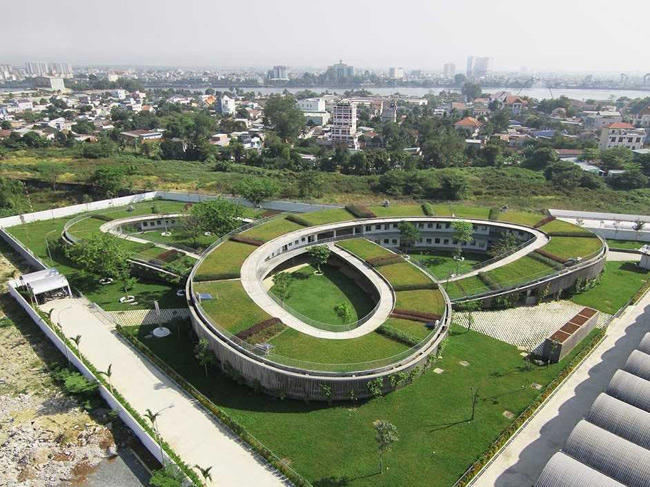 1. Trường mẫu giáo Farming Kindergarten, Việt Nam là tác phẩm thiết kế của kiến trúc sư Võ Trọng Nghĩa. Thiết kế độc đáo của công trình kiến trúc này nằm ở phần mái vòm được che phủ bằng lớp cỏ xanh mướt, tạo nên sự kết nối tuyệt vời giữa trẻ nhỏ với nguồn gốc nông nghiệp của đất nước.