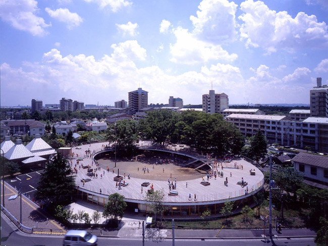 4. Trường mẫu giáo Fuji ở Tachikawa, Nhật Bản được xây dựng năm 2007 với ý tưởng hình cầu vô cùng ấn tượng. Thiết kế này khuyến khích trẻ em vui chơi, chạy nhảy trên phần mái vòm trên sân thượng, leo trèo lên những cây cối trong khuôn viên và tự do di chuyển giữa các căn phòng không bị ngăn cách bằng những cánh cửa.