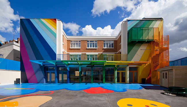 2. Trường École Maternelle Pajol, Pháp là công trình kiến trúc rực rỡ sắc màu. Từ lớp sơn bên ngoài đến nội thất bên trong đều tuân thủ theo cách phối màu cầu vồng khiến trẻ em vô cùng thích thú. Đây là công trình được xây dựng từ năm 1940 và được cải tạo, sử dụng đến ngày nay.