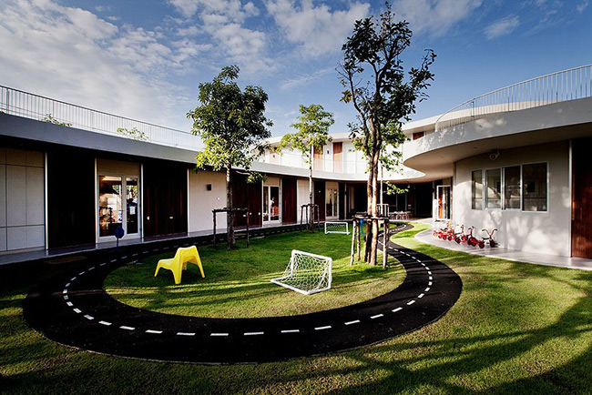 10. Trường mẫu giáo Quốc tế ở Bangkok, Thái Lan. Thiết kế chủ đạo của ngôi trường này được tạo thành từ những đường cong mềm mại, hạn chế tối đa không gian thô cứng.