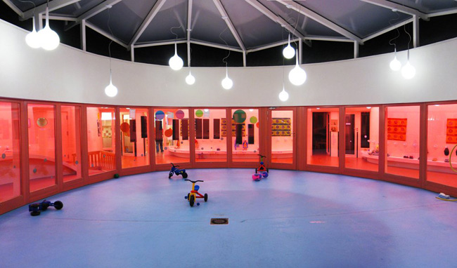 8. Trường Sarreguemines, nằm ở Sarreguemines, Pháp được thiết kế theo mô hình vũ trụ, nơi trẻ em có thể thỏa sức phát huy trí tưởng tượng của mình. Điều đặc biệt là toàn bộ không gian được thiết kế theo tông màu hồng và hoàn toàn yên tĩnh để trẻ em tự do chơi đùa.