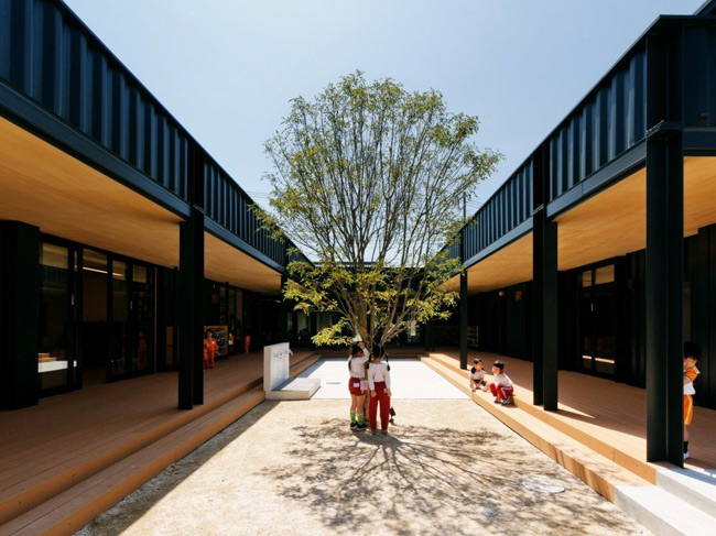 11. Trường mẫu giáo OA, thành phố Saitama, Nhật Bản được thiết kế hoàn toàn từ các container kiên cố, có khả năng chống chịu trong trường hợp động đất xảy ra. Đây là công trình kiến trúc vô cùng vững chắc nhưng vẫn đảm bảo cung cấp đủ không gian cho trẻ em vui chơi ngoài trời.