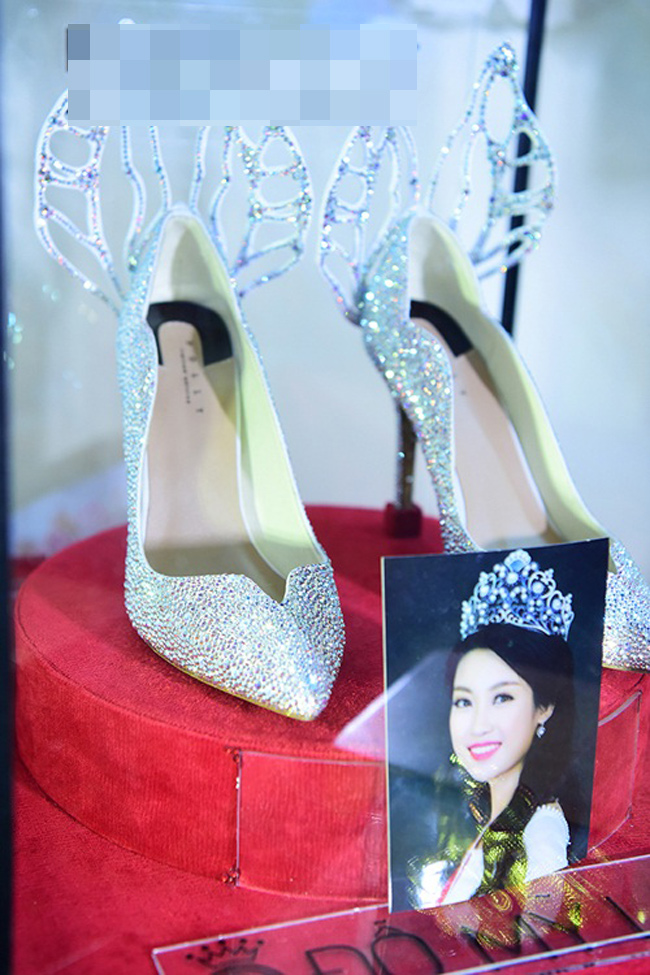 Nơi đáng chú ý nhất, Đỗ Mỹ Linh trưng bày vương miện và kỷ vật của cô tại cuộc thi Hoa hậu Việt Nam 2016.