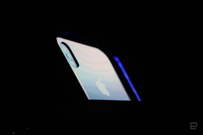 Sản phẩm được mong đợi nhất iPhone kỷ niệm 10 năm của Apple đã chính thức lộ diện với tên mới hoàn toàn iPhone X.