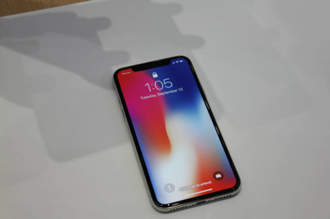 Màn hình OLED tràn viền của iPhone X.