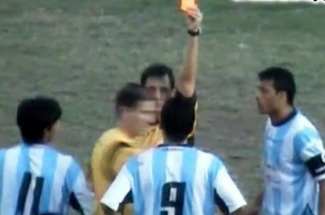 Đấm trọng tài ăn 10 thẻ đỏ: Chưa hết hồn bằng 1 trận 36 thẻ đỏ - 2