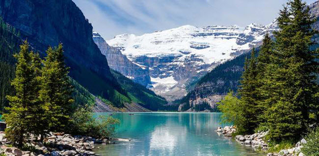 Alberta, Canada: Trong vườn quốc gia Banff, du khách có thể ngắm hồ Louise với nước trong xanh  và được bao quanh bởi dãy núi Rocky đầy tuyết phủ.